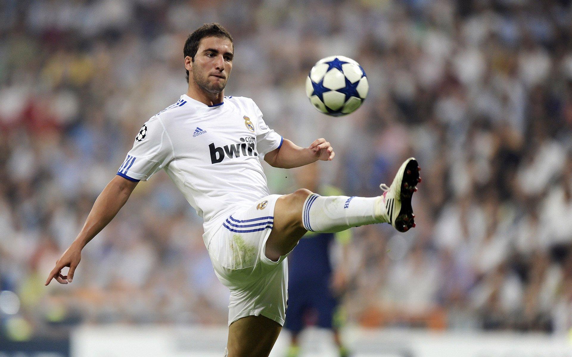 罗德里自拍引爆网络，亲吻金球奖TIFO，曼城核心的梦幻时刻